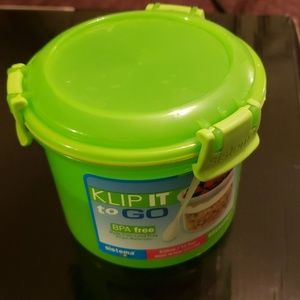 NWT - CONTAINER & SPOON KIT